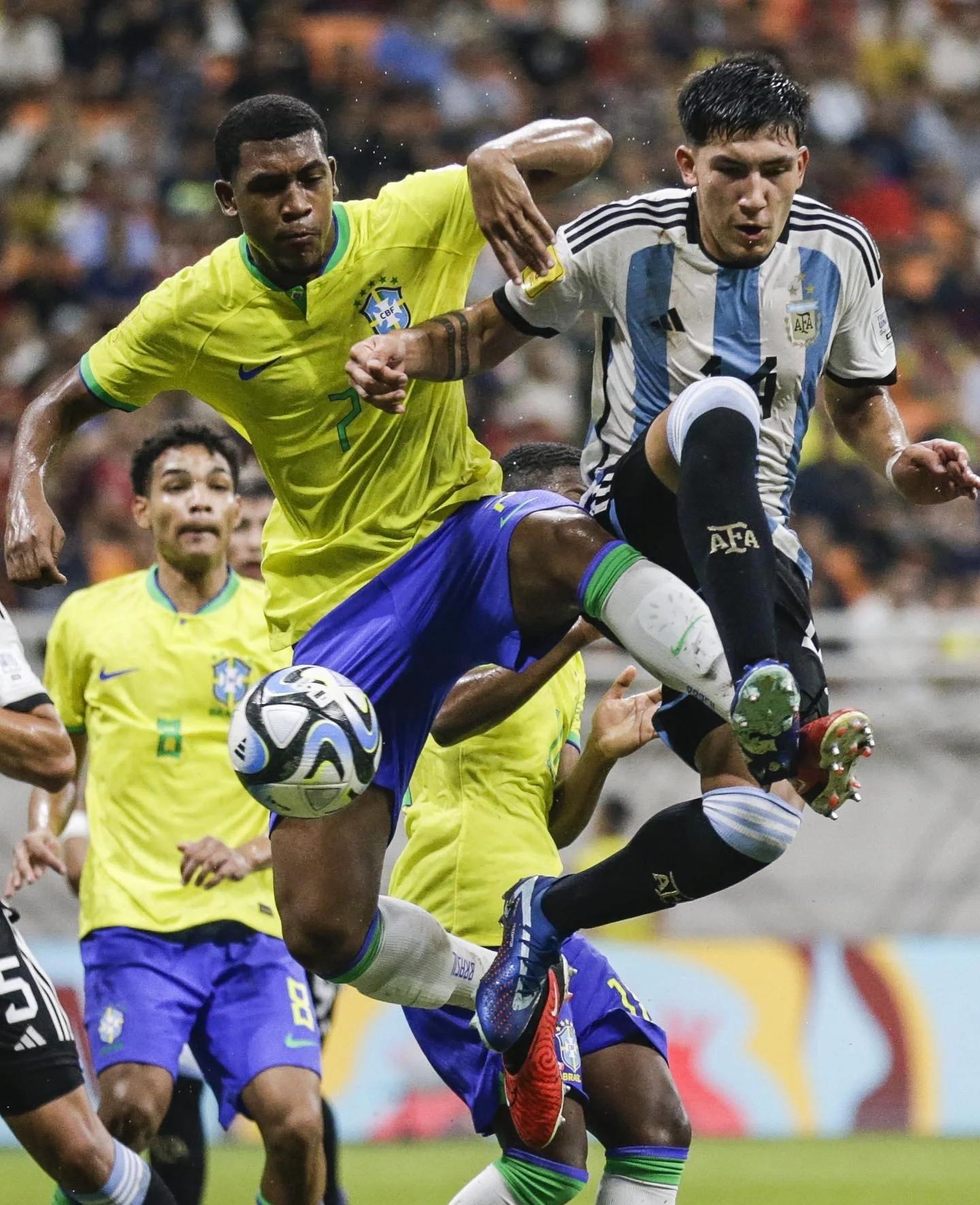 开云体育入口官网-关于阿根廷队遭遇惨败，小组出线前景堪忧的信息